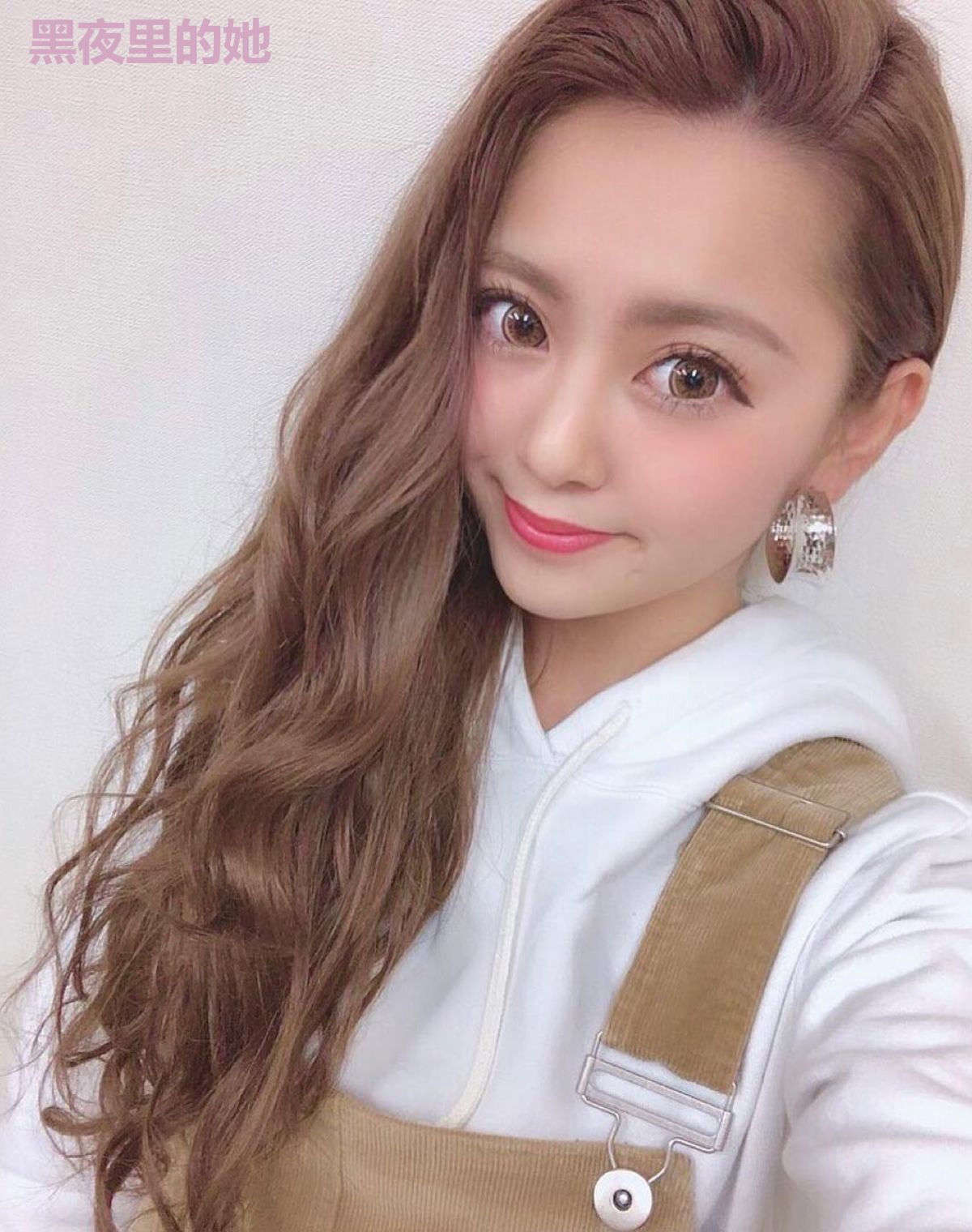 黑夜里的她